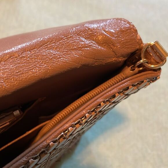 La Regale tan metal mesh magnetic closure bag, handmade in Hong Kong Vintage - Picture 16 of 16